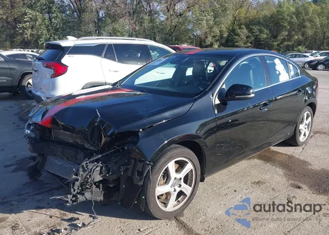 2013 Volvo S60 T5 z USA, uszkodzony, nr VIN YV1612FS2D2186379